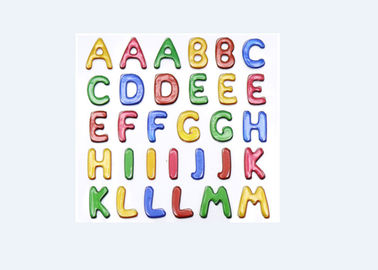 Χρωματισμένες αυτοκόλλητες ετικέττες αλφάβητου συνήθειας αυξομειούμενες για το ντεκόρ Eco τοίχων δωματίων μωρών φιλικό